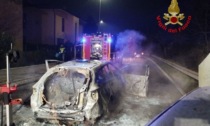 Dopo l'incidente, l'auto prende fuoco