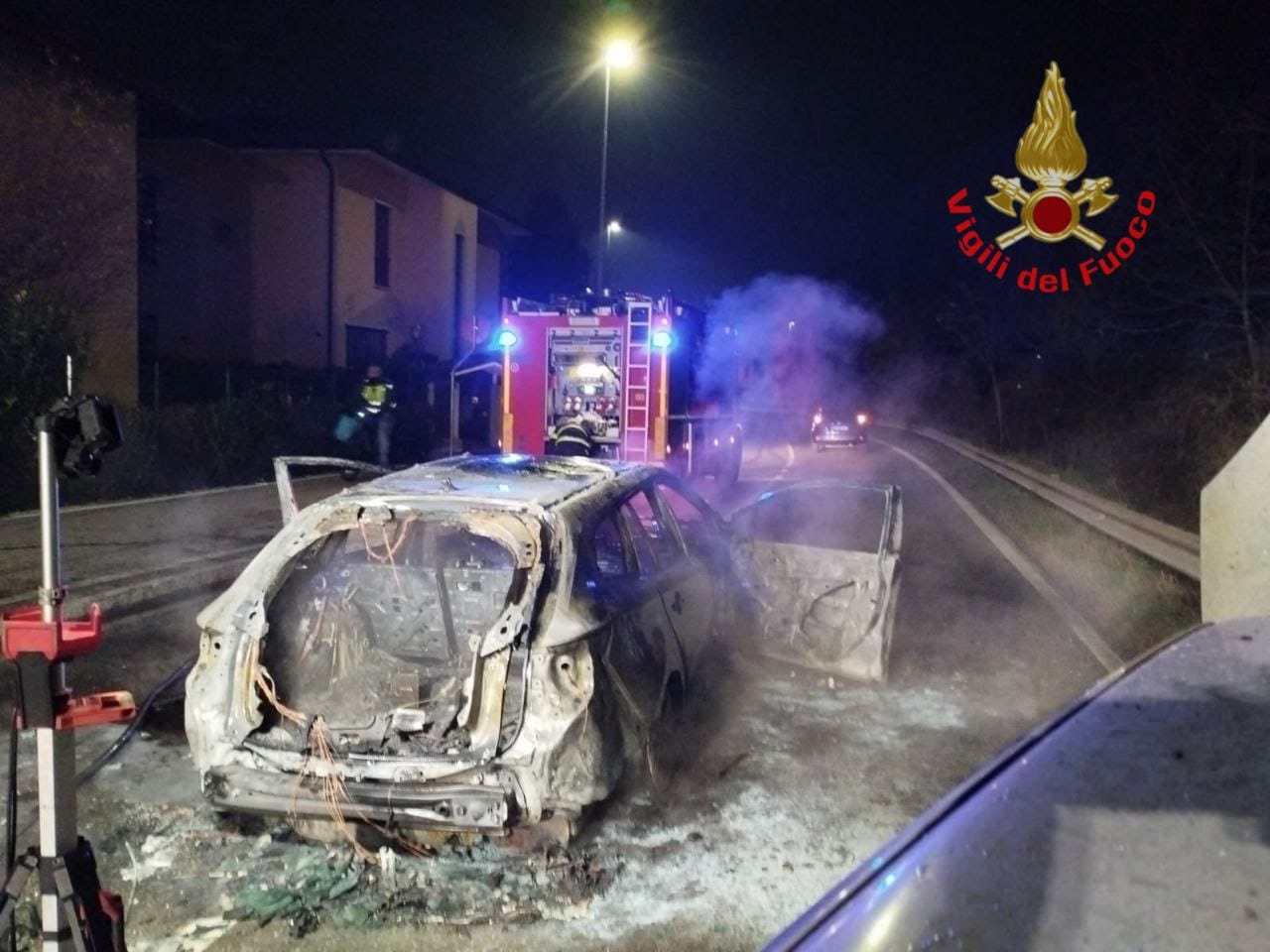 Monza via Buonarroti auto a fuoco pompieri