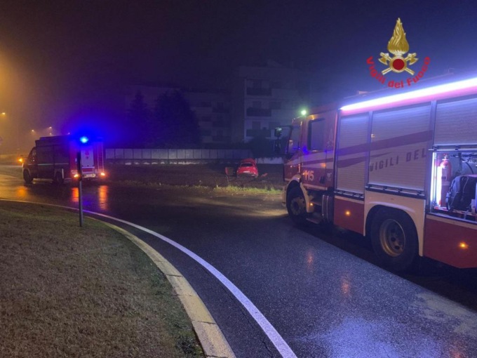 A Lentate auto finisce fuori strada, intervengono i Vigili del Fuoco