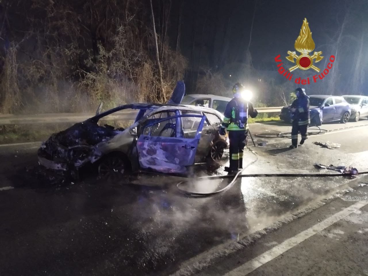 Monza via Buonarroti auto a fuoco pompieri