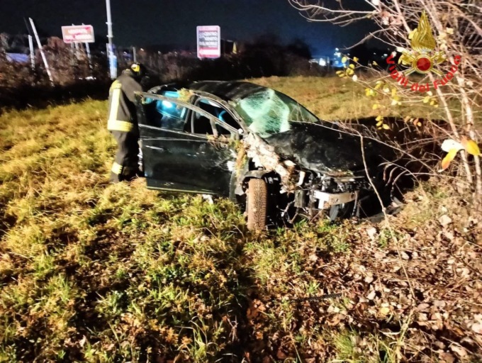 Esce di strada e finisce con l’auto in un campo, intervengono i pompieri