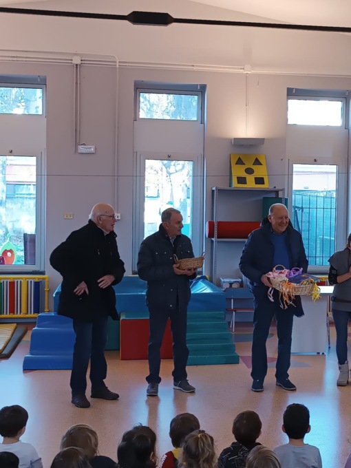 Nonni e bambini hanno piantato insieme i bulbi di tulipani