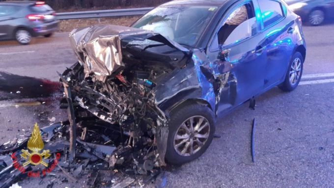 Scontro tra auto sulla Milano Meda: un ferito grave