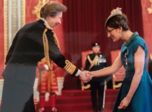 Diplomatica insignita dell’alta onorificenza inglese
