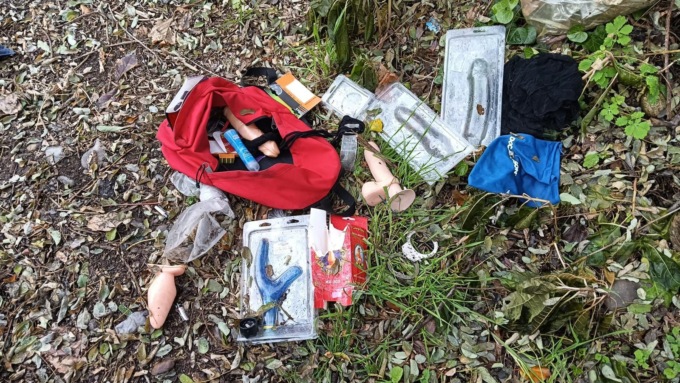 Ritrovamento hot a Meda: vibratori, sex toys e manette a bordo strada