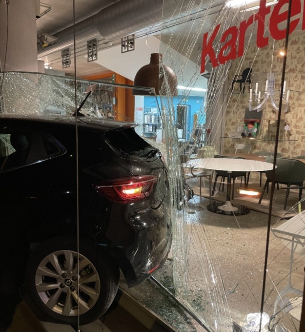 Perde il controllo, centra un’auto ferma che sfonda la vetrina di Galimberti sedie