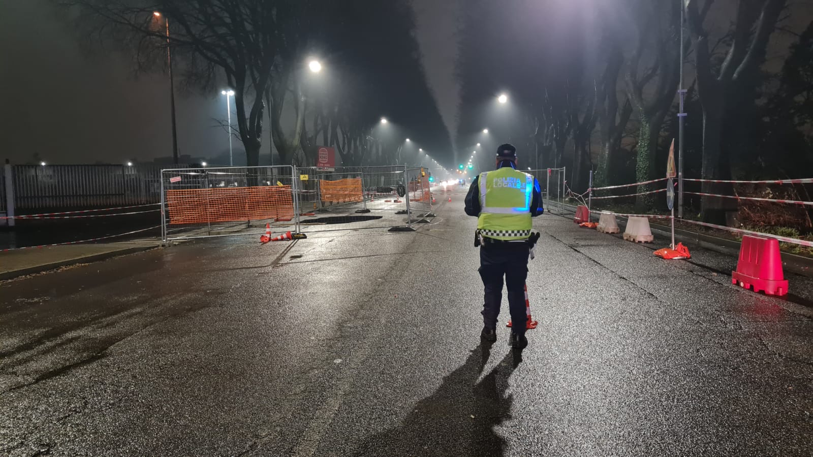 Monza voragine viale campania buco strada