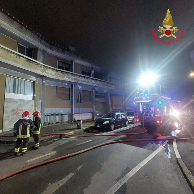 A Desio fiamme in un edificio disabitato, massiccio intervento dei Vigili del Fuoco