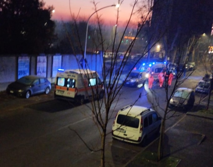 Auto con tre giovani a bordo si schianta contro una vettura in sosta
