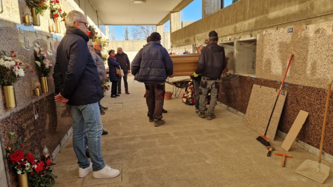 Il feretro finisce nel loculo sbagliato, 89enne seppellito due volte in poche ore