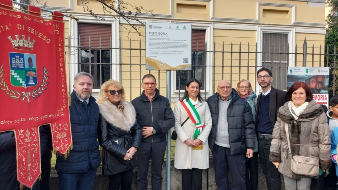 A Seveso posata la pietra d’inciampo in memoria di Piero Gorla