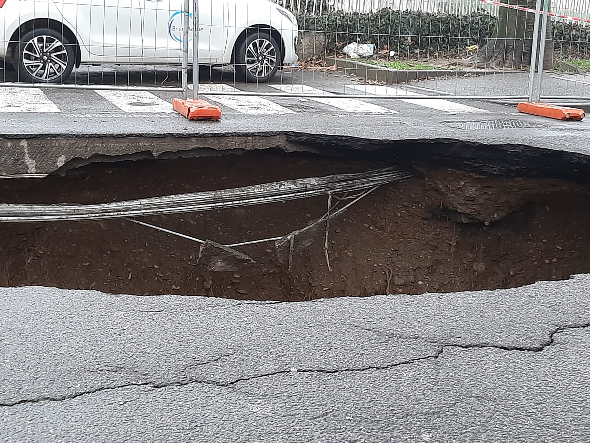 Monza voragine viale campania buco strada