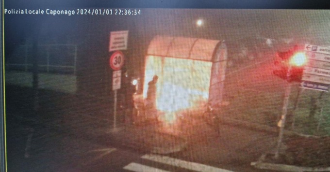 Baby vandali ancora in azione: la pensilina disegnata dai ragazzi rischia di andare a fuoco