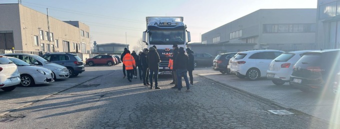 Mattinata di tensione fuori dai cancelli della Gitre di Bellusco