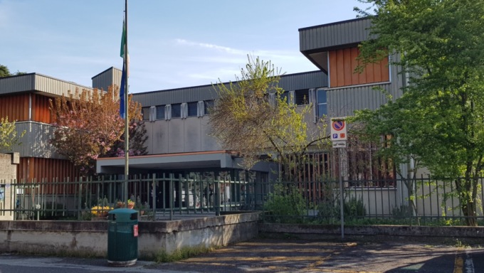 Riscaldamento a singhiozzo, studenti della scuola media “Stoppani” in classe con il giubbotto
