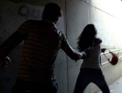 Sente delle urla in strada, interviene e salva una ventenne da un’aggressione