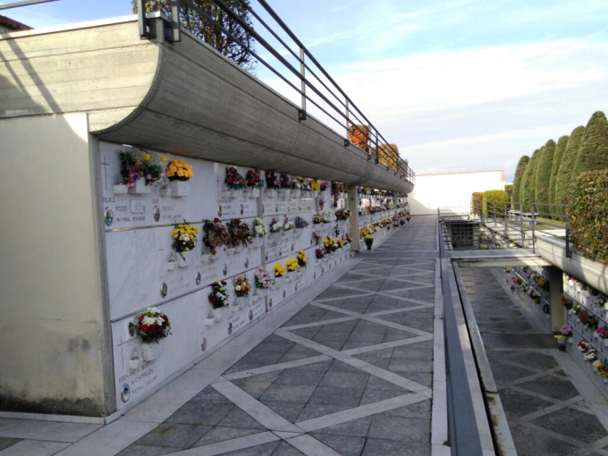 Cinerari esauriti al cimitero, le urne si portano a casa