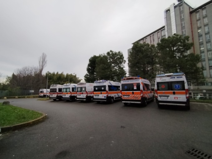 Al Pronto soccorso ambulanze in coda per ore, in attesa di scaricare il malato