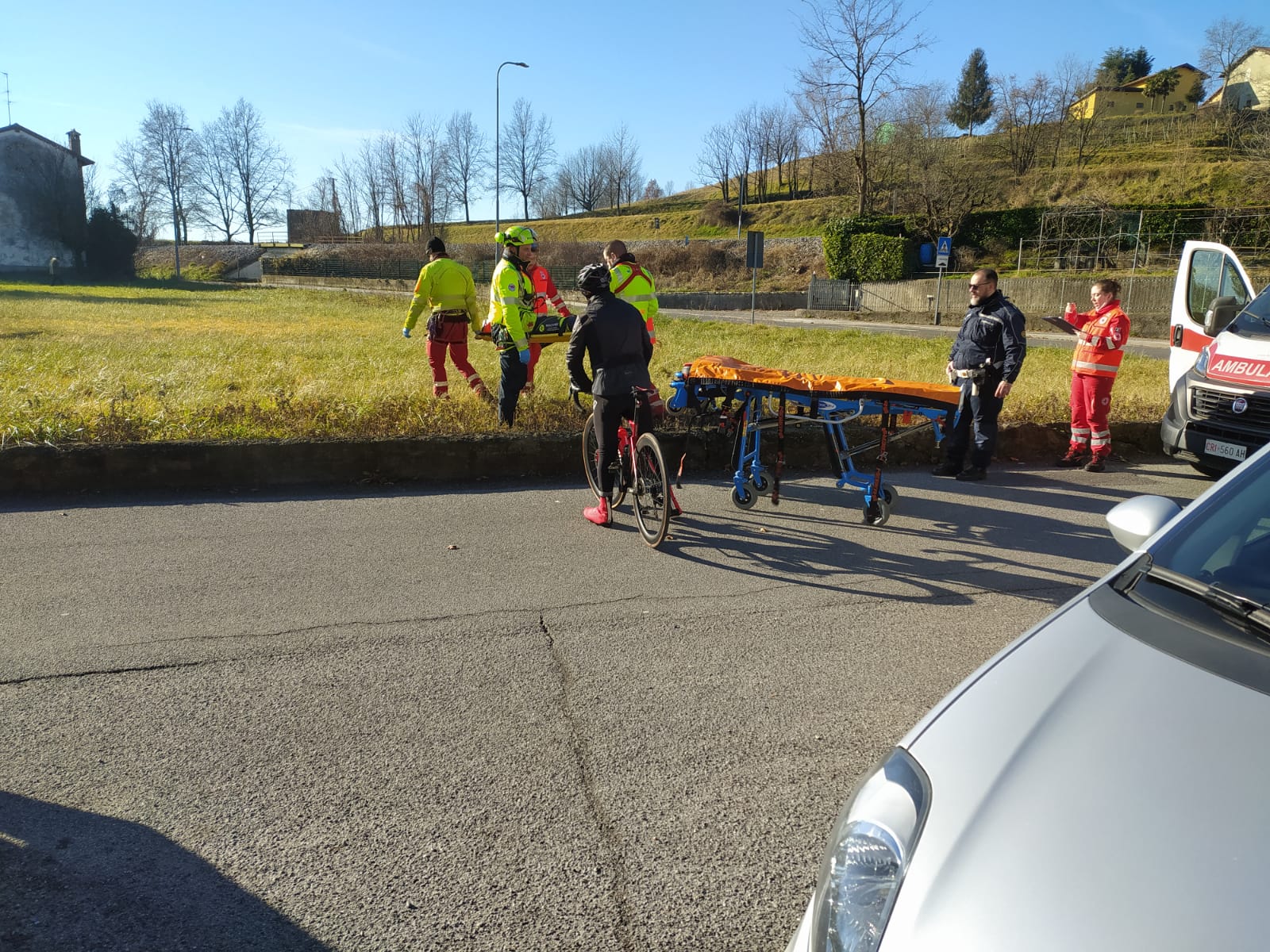 Renate incidente ciclista caduto a terra ambulanza elisoccorso