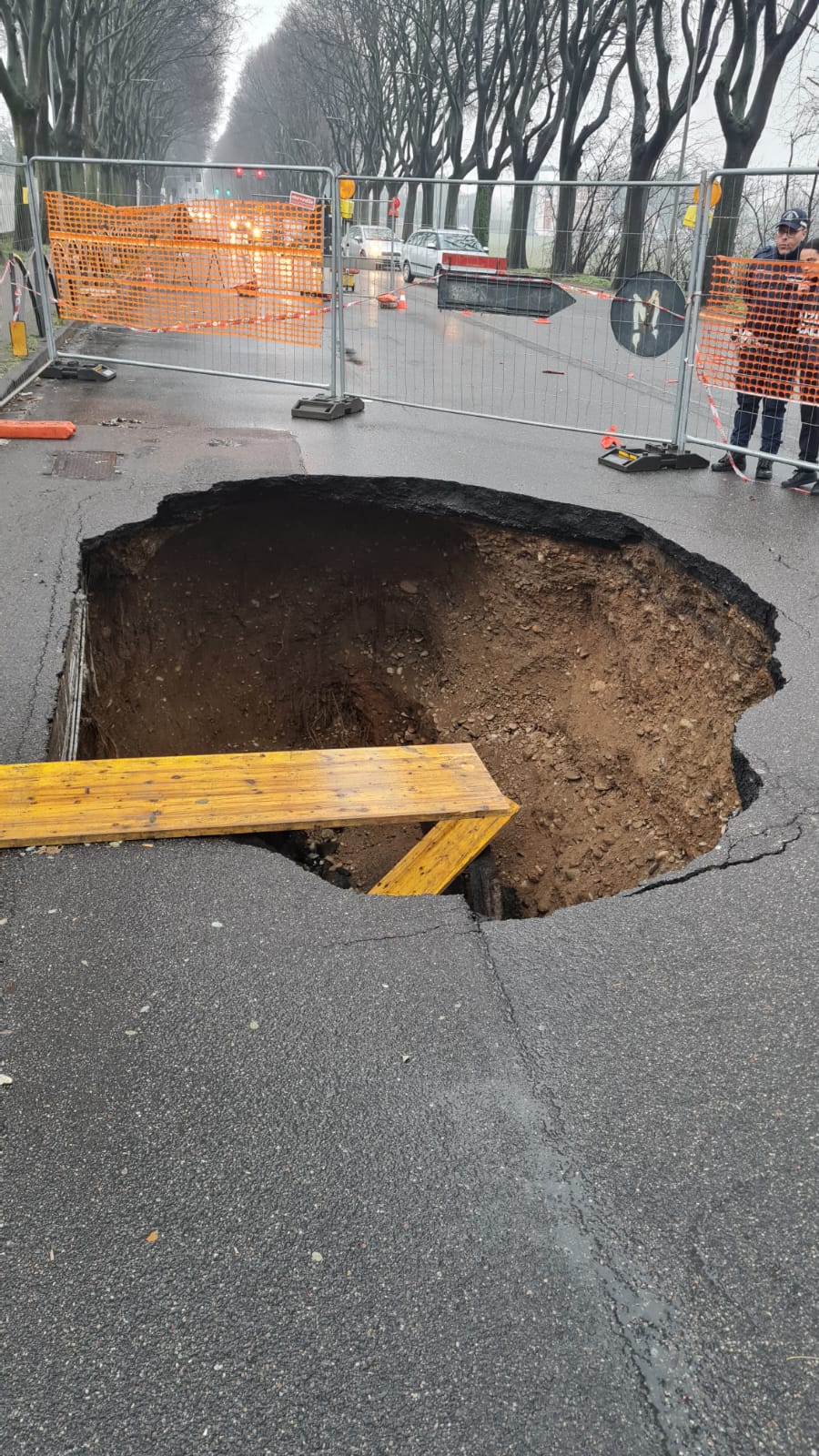 Monza voragine viale campania buco strada