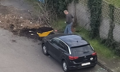 In via Adria ci pensano i residenti a sgomberare i rami dal parcheggio