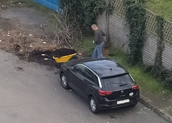 In via Adria ci pensano i residenti a sgomberare i rami dal parcheggio