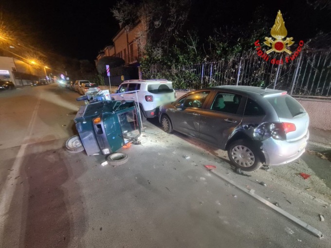 Finisce contro auto posteggiate e poi si ribalta