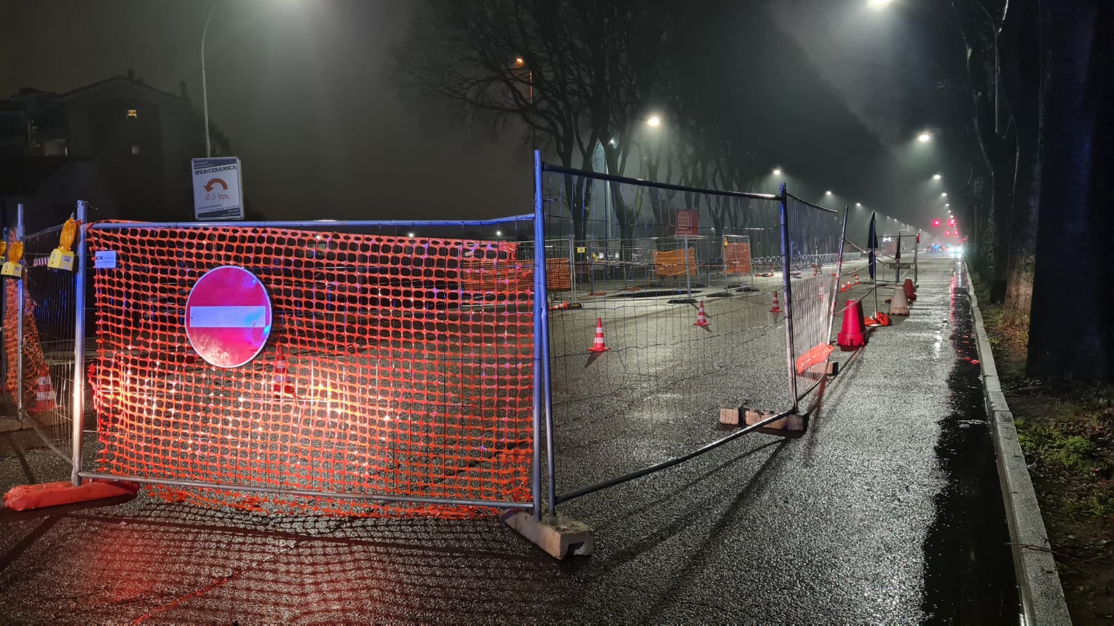 Monza voragine viale campania buco strada