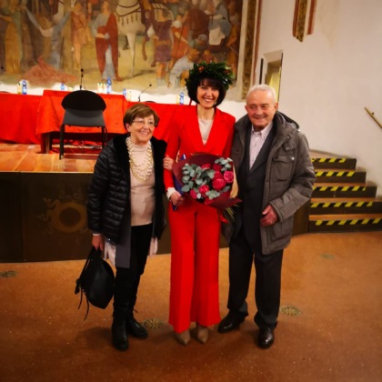Clara insieme ai genitori Francesca ed Enrico