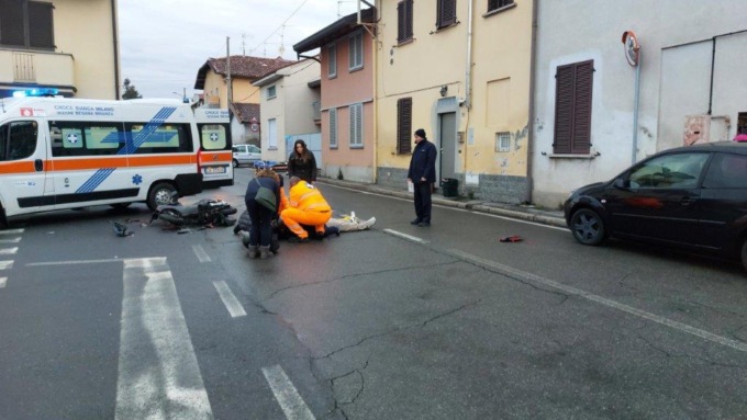Scontro tra auto e moto, ferito un 56enne