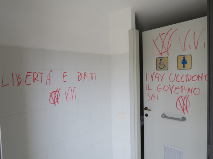 Scritte no-vax: imbrattato il cimitero