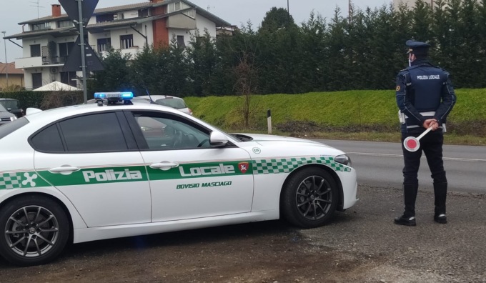 Fermato per un controllo, sfilza di multe e auto confiscata