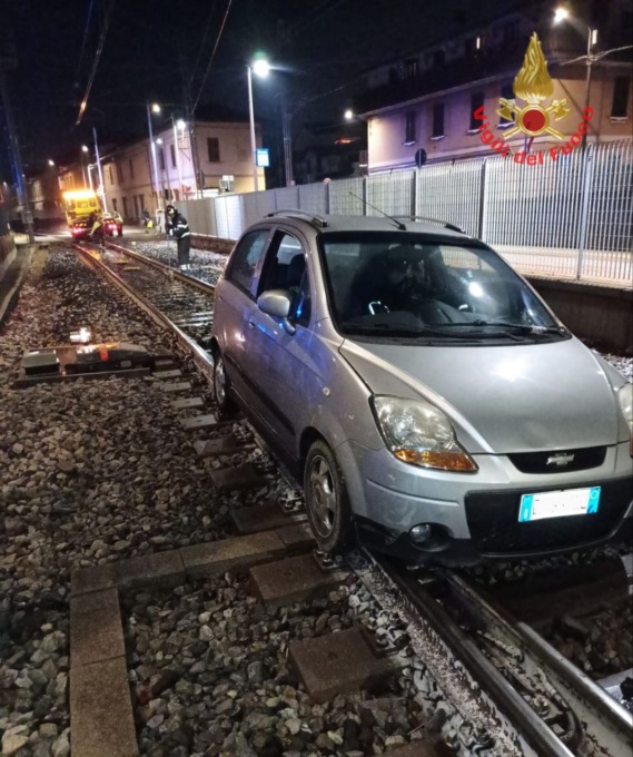 Lasciano l’auto sui binari del treno