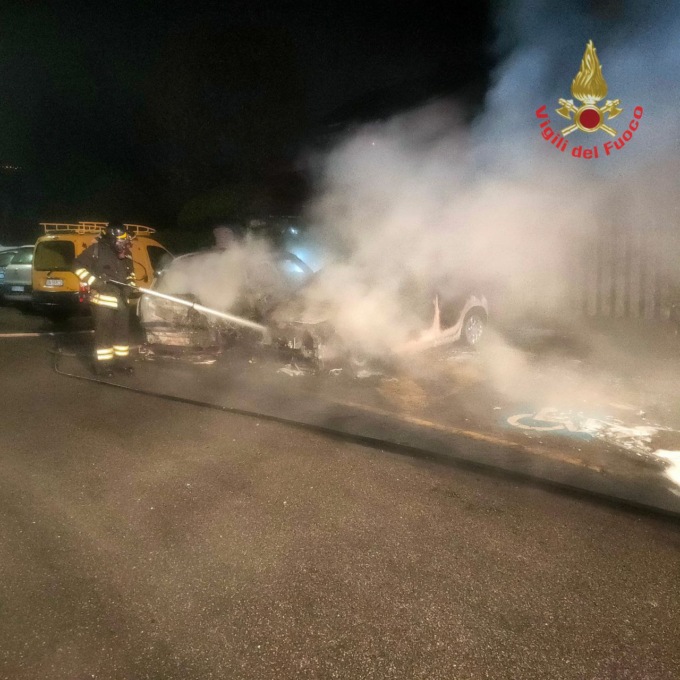 A Capodanno fuochi d’artificio e… due auto bruciate