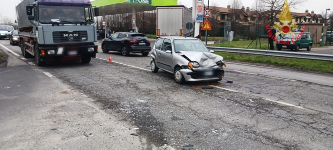 Scontro tra auto e mezzo pesante: quattro feriti
