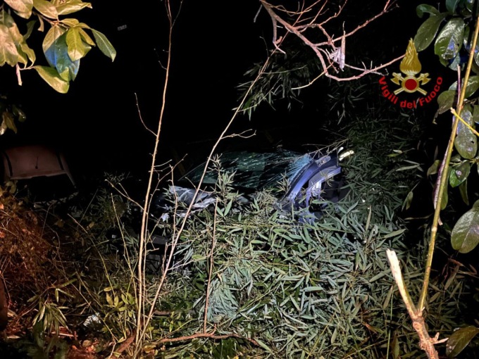 Dopo lo scontro, un’auto finisce nella scarpata