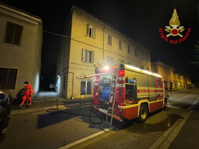 Scoppia un incendio, evacuate sedici famiglie