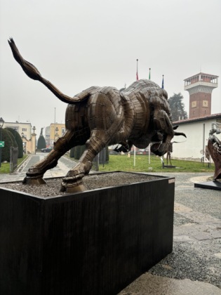 La statua del toro davanti all'ingresso del Comune