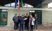 Gli Alpini donano mille euro alla scuola