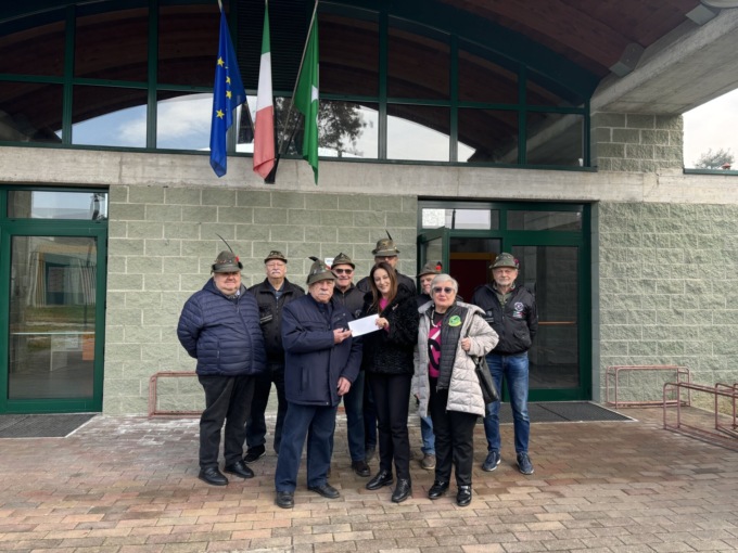Gli Alpini donano mille euro alla scuola