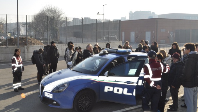 Per i ragazzi dell’Olivetti di Monza una giornata da poliziotti