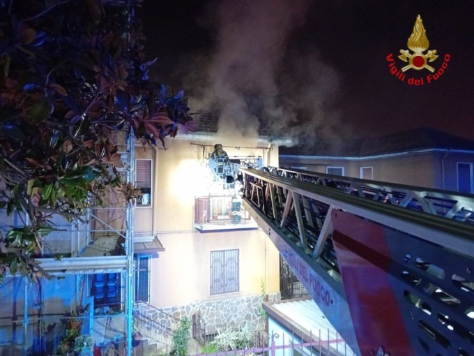 Incendio in un’abitazione: messa in salvo una persona