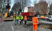 Tecnici di BrianzAcque al lavoro per riparare la voragine