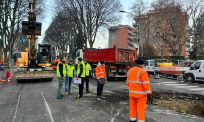 Tecnici di BrianzAcque al lavoro per riparare la voragine