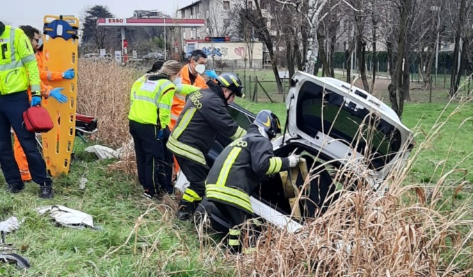 Finisce con l’auto nel fosso, 80enne in ospedale