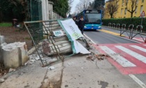 Sbaglia la manovra e abbatte il muro del parco