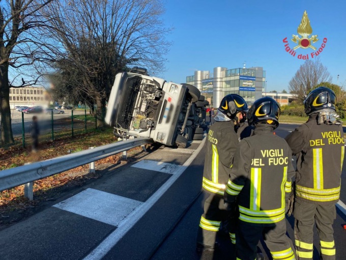 Autoarticolato sbanda e si ribalta, paura per il conducente