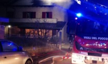 Brucia il tetto di una villa, pompieri al lavoro per 4 ore