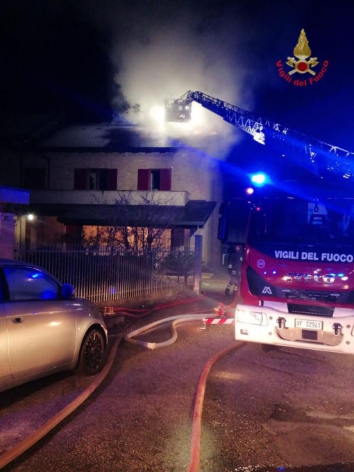 Brucia il tetto di una villa, pompieri al lavoro per 4 ore