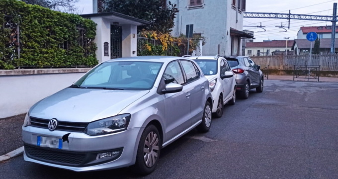 Urta e danneggia un’auto in sosta e si dà alla fuga